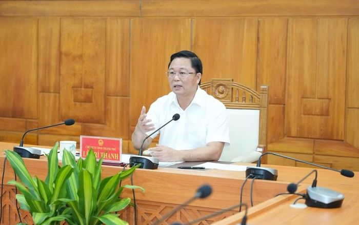 Ông Lê Trí Thanh - Chủ tịch UBND TP.Huế chủ trì cuộc họp. Ảnh: N.Hiếu