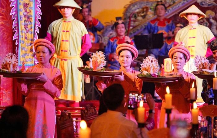 Chương trình ẩm thực phục vụ du khách tại Nhà hát Duyệt Thị Đường - Đại Nội Huế. Ảnh: X.Đ