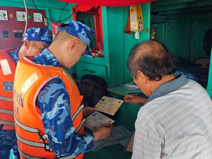 Tổ tuần tra, kiểm soát tiến hành kiểm tra các loại giấy tờ