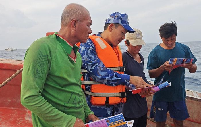 Tổ tuần tra tích cực lồng ghép tuyên truyền phòng, chống ma túy cho ngư dân