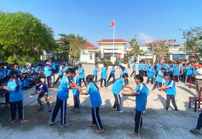 Học sinh Trường Phổ thông Dân tộc nội trú THCS Tri Tôn tham gia trò chơi dân gian