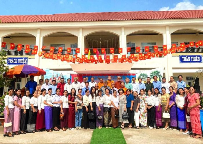 Tập thể cán bộ, giáo viên, nhân viên Trường Phổ thông Dân tộc nội trú THCS Tri Tôn