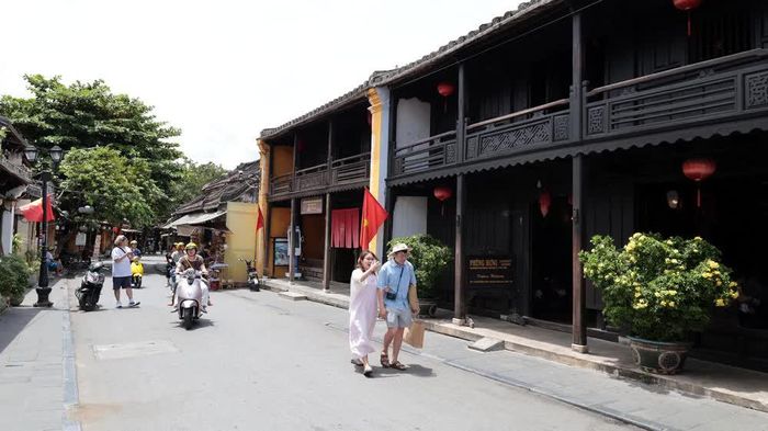 Du khách tham quan phổ cổ Hội An trong kỳ nghỉ lễ. Ảnh: Đỗ Trưởng – TTXVN