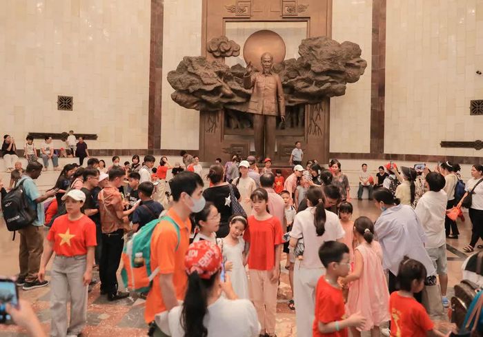 Rất đông người dân và du khách đến tham quan Bảo tàng Hồ Chí Minh tại Hà Nội dịp Lễ Quốc khánh 2/9. Ảnh: Phan Phương – TTXVN