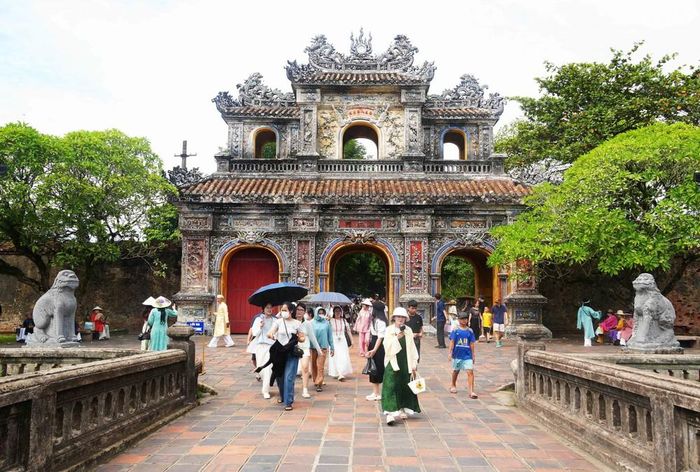 Đông đảo du khách tham quan Đại Nội Huế, trong ngày Quốc khánh 2/9/2026. Ảnh: Nguyên Lý-TTXVN