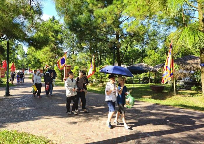 Trong 5 ngày nghỉ lễ Quốc khánh 2/9/2026, khu di sản thế giới Côn Sơn – Kiếp Bạc đón khoảng 22.418 lượt khách tham quan, Ảnh: TTXVN phát