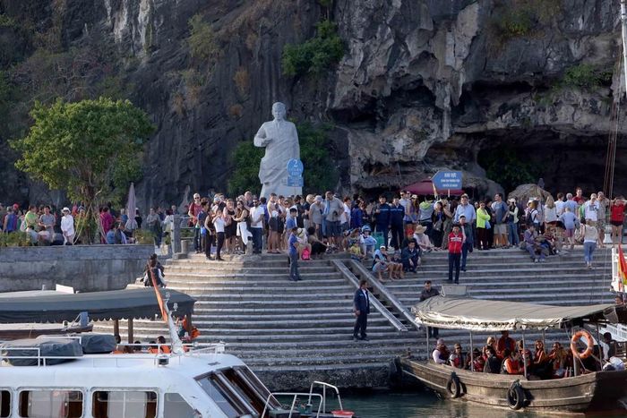 Du khách trong nước và quốc tế đến thăm đảo Titov, Hạ Long. Ảnh: Quang Quyết/TTXVN