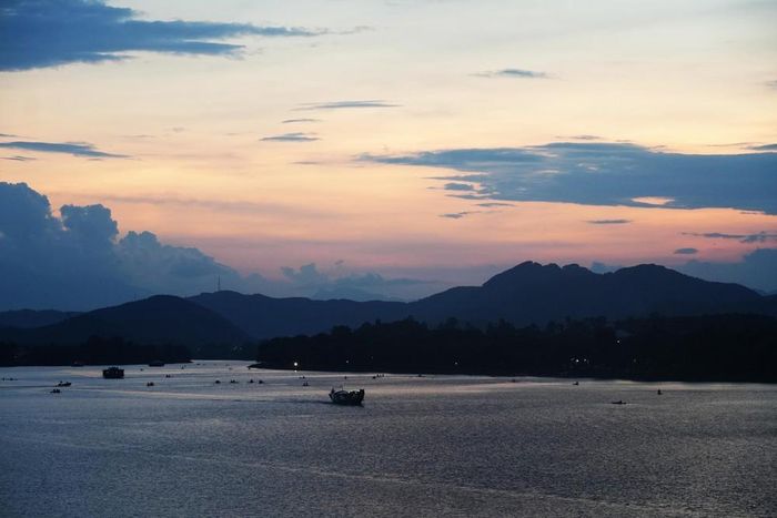 Những chiếc thuyền trên sông Hương vào mỗi chiều hoàng hôn tạo khung cảnh êm đềm, huyền ảo. Ảnh: Nguyên Lý - TTXVN