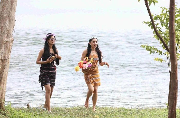 Du khách Campuchia tham quan, chụp ảnh lưu niệm với trang phục truyền thống của người dân tộc tại thắng cảnh nổi tiếng hồ Yeak Laom, thành phố Banlung, tỉnh Ratanakiri. Ảnh: Huỳnh Thảo - PV TTXVN tại Campuchia