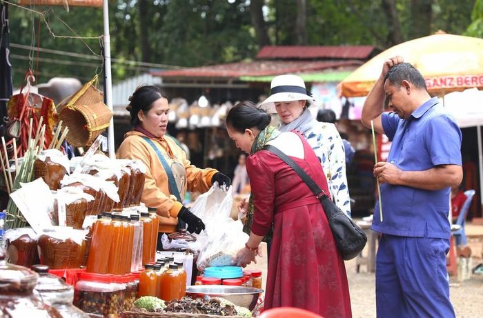 Du khách Campuchia tham quan, mua sắm tại thắng cảnh du lịch hồ Yeak Laom, thành phố Banlung, tỉnh Ratanakiri. Ảnh: Huỳnh Thảo - PV TTXVN tại Campuchia