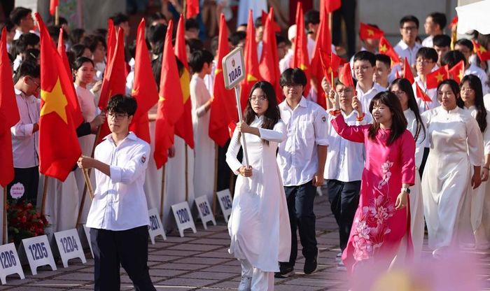 Học sinh tưng bừng khai giảng năm học mới tại Trường THPT Việt Đức (Hà Nội). Ảnh tư liệu: Thanh Tùng - TTXVN
