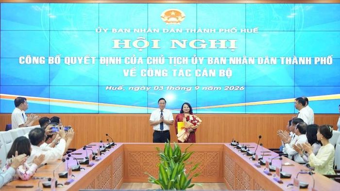 Chủ tịch UBND Thành phố Huế Lê Trí Thanh trao quyết định bổ nhiệm Giám đốc Sở Ngoại vụ đối với bà Trần Thị Hoài Trâm - Ảnh: chinhphu.vn/TP
