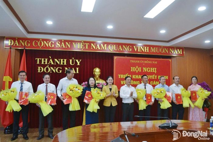 Ủy viên Trung ương Đảng, Phó Bí thư Thường trực Thành ủy, Chủ tịch HĐND thành phố Tôn Ngọc Hạnh và Ủy viên Ban Thường vụ Thành ủy, Phó Chủ tịch Thường trực Ủy ban MTTQ Việt Nam thành phố Hà Anh Dũng chúc mừng các đồng chí nhận quyết định về công tác cán bộ. Ảnh Báo Đồng Nai