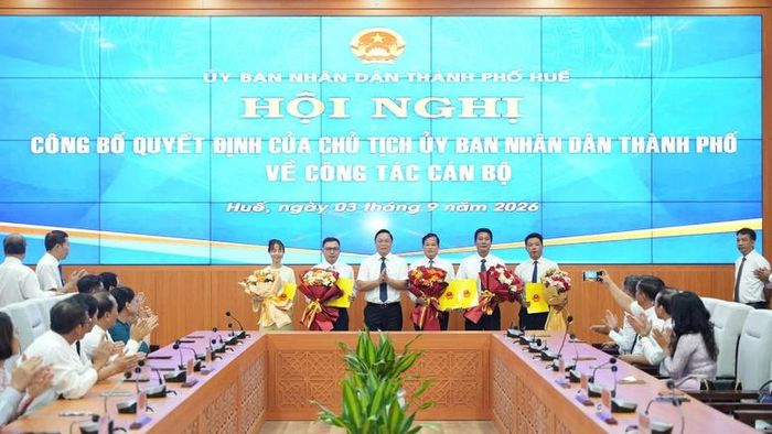 Chủ tịch UBND Thành phố Huế Lê Trí Thanh trao quyết định bổ nhiệm Giám đốc và các Phó giám đốc Sở Văn hóa, Thể thao và Du lịch - Ảnh: Chinhphu.vn/TP