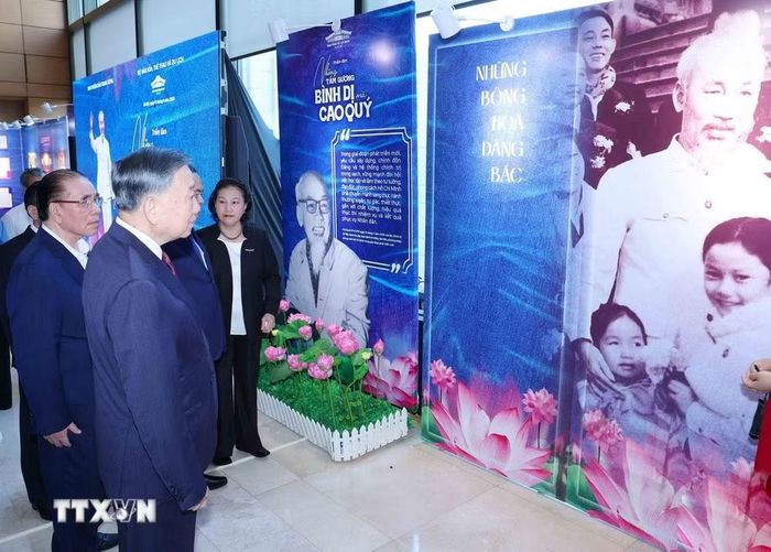 Tổng Bí thư, Chủ tịch nước Tô Lâm cùng các đồng chí lãnh đạo, nguyên lãnh đạo Đảng, Nhà nước tham quan trưng bày "Những tấm gương bình dị mà cao quý" - Ảnh: TTXVN