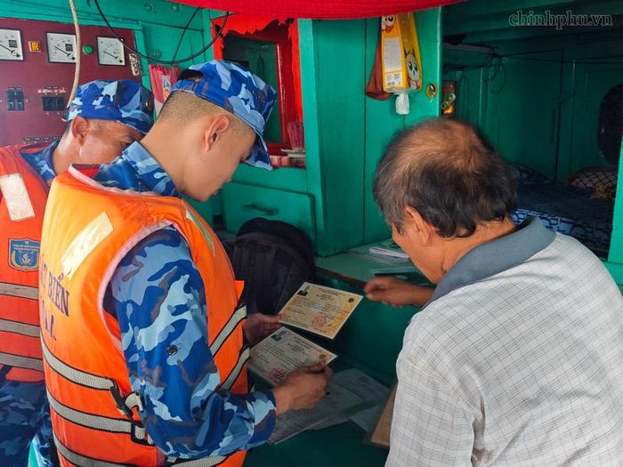 Tổ tuần tra, kiểm soát kiểm tra các loại giấy tờ theo quy định - Ảnh: chinhphu.vn