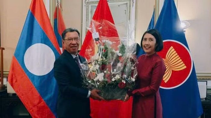 Đại sứ Lào Kingphokeo Phommahaxay chúc mừng Đại sứ Nguyễn Hương Trà và cán bộ Đại sứ quán Việt Nam nhân kỷ niệm 81 năm Ngày Quốc khánh. (Ảnh: Đại sứ quán Việt Nam tại Vương quốc Bỉ cung cấp)