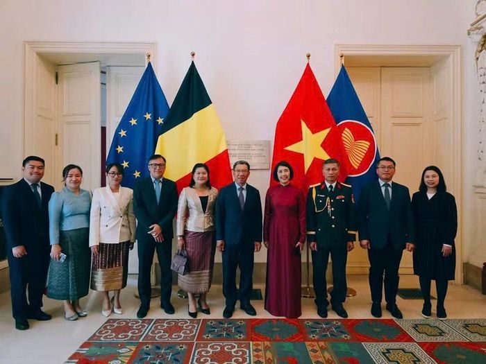 Cán bộ Đại sứ quán Lào và Đại sứ quán Việt Nam chụp ảnh kỷ niệm. (Ảnh: Đại sứ quán Việt Nam tại Vương quốc Bỉ cung cấp)