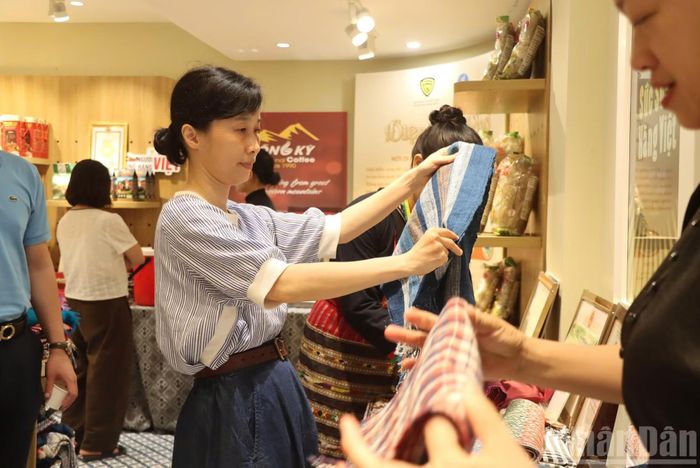 Từ bản làng đến đô thị, nhiều sản phẩm của vùng đồng bào dân tộc thiểu số và miền núi đã có bước tiến đáng kể.