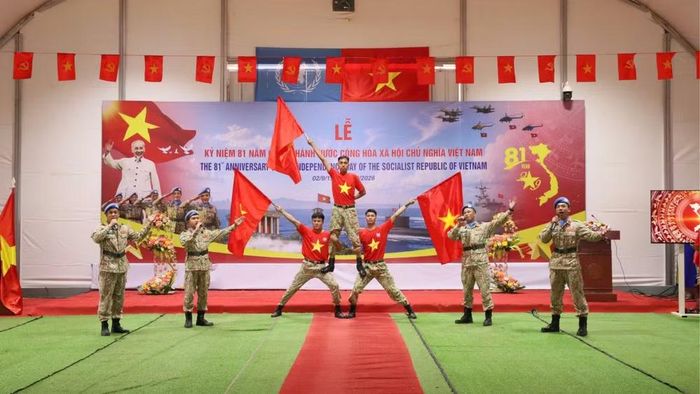 Tiết mục văn nghệ do cán bộ, nhân viên Đội Công binh số 4 biểu diễn trong khuôn khổ chương trình mừng Quốc khánh. (Ảnh: THẾ VỮNG)