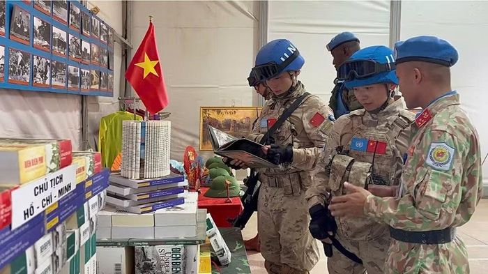 Bạn bè quốc tế tham quan không gian trưng bày tư liệu lịch sử Việt Nam qua những trang sách. (Ảnh: HẢI YẾN)