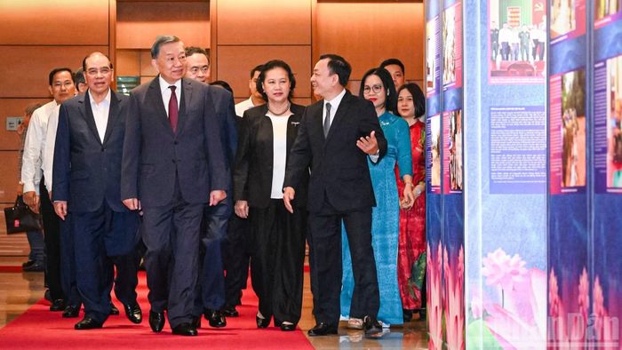 Tổng Bí thư, Chủ tịch nước Tô Lâm cùng các đồng chí lãnh đạo, nguyên lãnh đạo Đảng, Nhà nước tham quan trưng bày "Những tấm gương bình dị mà cao quý". (Ảnh: DUY LINH-TRẦN HẢI)