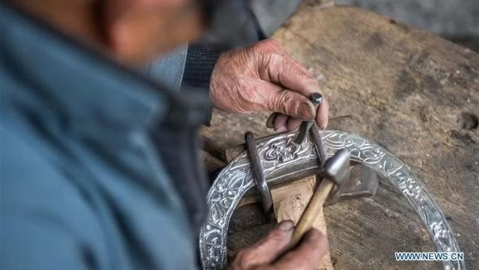 Nghệ nhân chế tác sản phẩm bạc tại tỉnh Hồ Nam, miền trung Trung Quốc. (Ảnh: Tân Hoa xã)