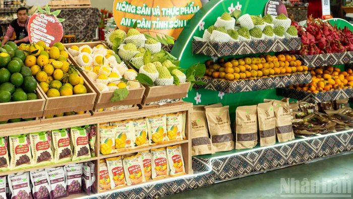 Nông đặc sản tỉnh Sơn La. (Ảnh: HÀ THU)