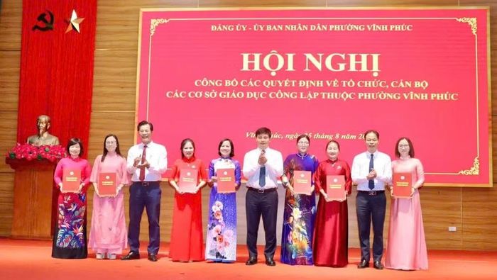 Lãnh đạo phường Vĩnh Phúc trao quyết định bổ nhiệm cho các hiệu trưởng. (Ảnh: Trang Thông tin điện tử phường Vĩnh Phúc)