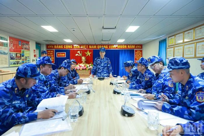 Đoàn công tác tiến hành kiểm tra các tàu thực hiện nhiệm vụ trên biển.