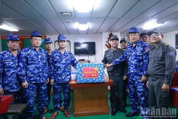 Đoàn công tác tặng quà động viên các lực lượng thực hiện nhiệm vụ chống IUU trên biển.