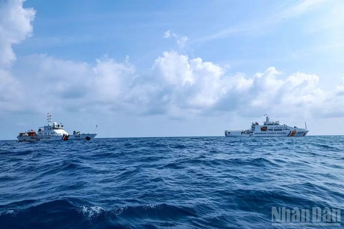 Các tàu Cảnh sát biển Việt Nam thực hiện nhiệm vụ chống IUU trên thực địa. (Ảnh: ĐỨC TĨNH)