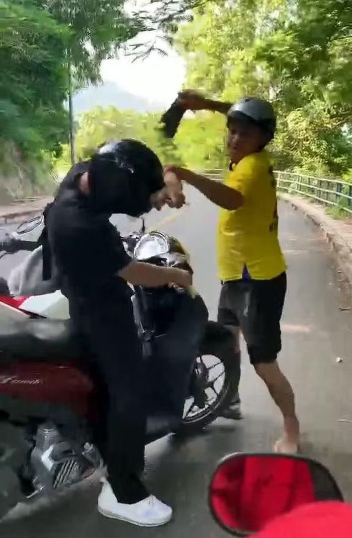 Cảnh Bùi Văn Đại đánh người trên đường Hải Đăng, phường Vũng Tàu. (Ảnh cắt từ clip)
