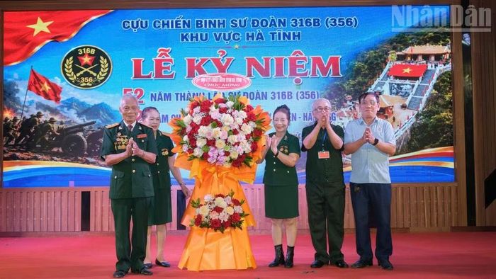 Đại diện Hội Cựu chiến binh tỉnh Hà Tĩnh trao hoa tặng đại diện Ban liên lạc Sư đoàn 356.