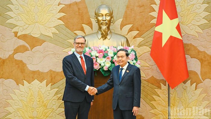 Chủ tịch Quốc hội Trần Thanh Mẫn và Đại sứ Pháp Olivier Brochet. (Ảnh: DUY LINH)