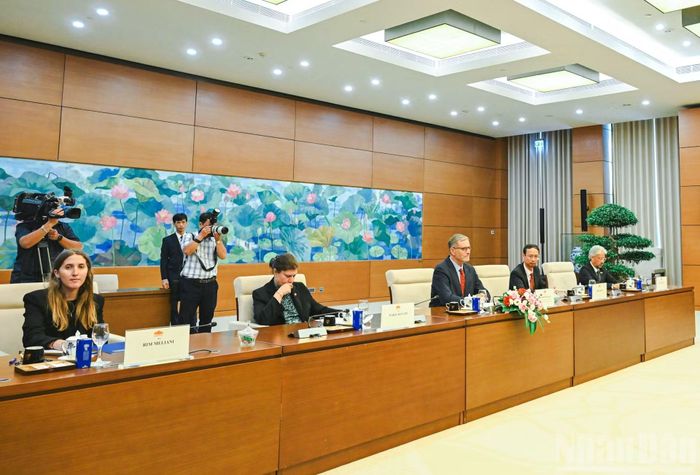 Đại sứ Pháp Olivier Brochet và các đại biểu tại cuộc tiếp. (Ảnh: DUY LINH)