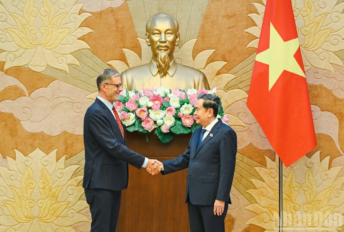 Chủ tịch Quốc hội Trần Thanh Mẫn và Đại sứ Pháp Olivier Brochet. (Ảnh: DUY LINH)