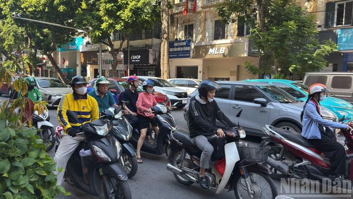 Anh Nguyễn Hưng Bình (phường Đại Mỗ, Hà Nội) chia sẻ: “Sau kỳ nghỉ dài, mọi người cùng trở lại thành phố nên đường phố đông đúc là điều khó tránh khỏi. Tôi chủ động xuất phát sớm để không bị muộn giờ làm”.