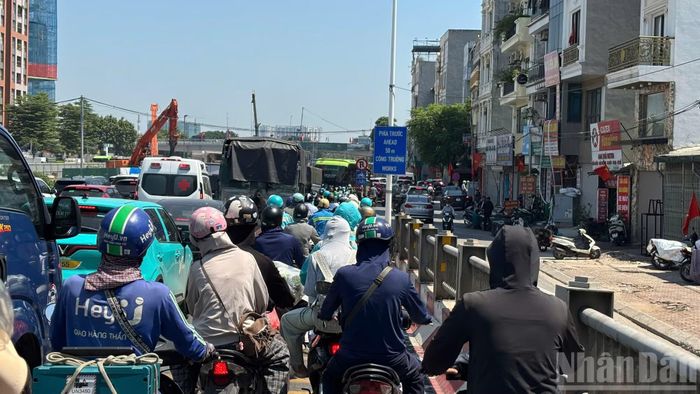 Ô tô, xe máy nối dài trên nhiều tuyến đường trong giờ cao điểm sáng 3/9.