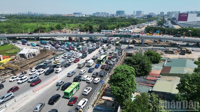 Trên phố Cổ Linh, lượng phương tiện từ khu vực Long Biên hướng về trung tâm Hà Nội tăng nhanh. Ô tô, xe máy nối tiếp nhau trên tuyến đường, giao thông trở nên đông đúc khi nhịp sống Thủ đô trở lại bình thường sau kỳ nghỉ lễ.