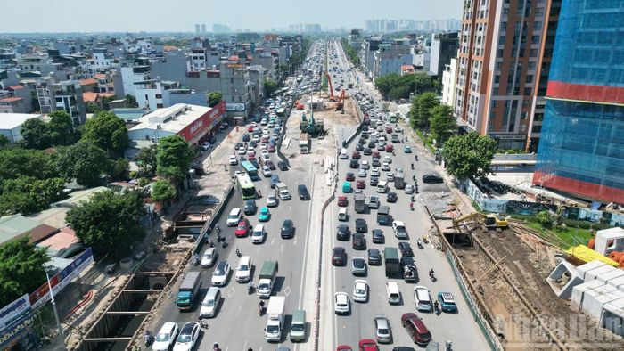 Theo ghi nhận của phóng viên tại phố Đàm Quang Trung đông đúc trở lại khi người dân đi làm sau 5 ngày nghỉ lễ. Lượng ô tô, xe máy tăng cao, đặc biệt tại khu vực chân cầu Vĩnh Tuy, khiến giao thông có thời điểm di chuyển chậm.