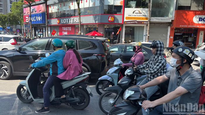 Sau kỳ nghỉ, giao thông Thủ đô đang chuyển từ trạng thái tương đối thưa vắng sang nhịp vận hành bình thường.