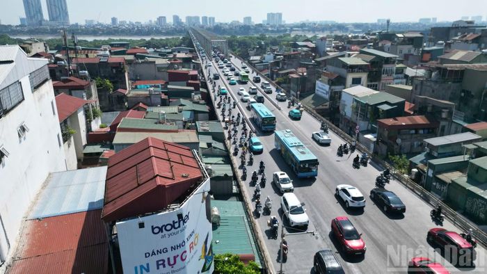 Dòng người trở lại trung tâm Hà Nội qua cầu Chương Dương trong buổi sáng đầu tiên sau kỳ nghỉ lễ. Lượng ô tô, xe máy tăng nhanh, tạo nên dòng phương tiện đông đúc trên cây cầu nối khu vực phía Đông với trung tâm Thủ đô.