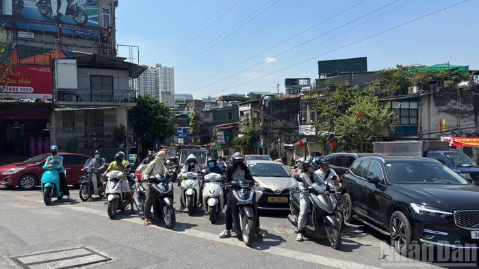 Trong khi đó, ngày đầu trở lại làm việc cũng trùng với thời điểm thời tiết Hà Nội được dự báo nắng nóng, nhiệt độ cao nhất khoảng 35-37 độ C. Điều này có thể khiến việc di chuyển trong giờ cao điểm trở nên khó khăn hơn, đặc biệt đối với người đi xe máy.