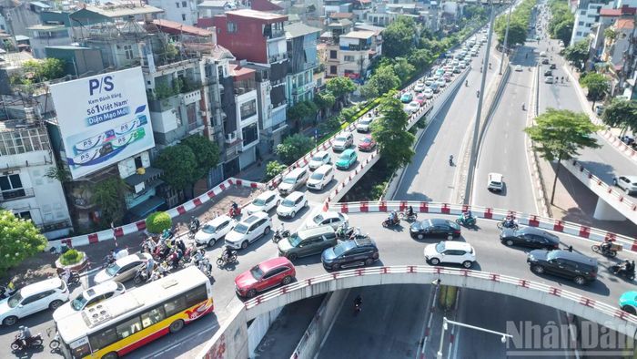Kỳ nghỉ lễ Quốc khánh năm nay kéo dài 5 ngày, từ ngày 29/8 đến hết ngày 2/9. Ngay từ cuối ngày 2/9, lượng phương tiện trở lại Hà Nội đã tăng trên một số tuyến cửa ngõ.