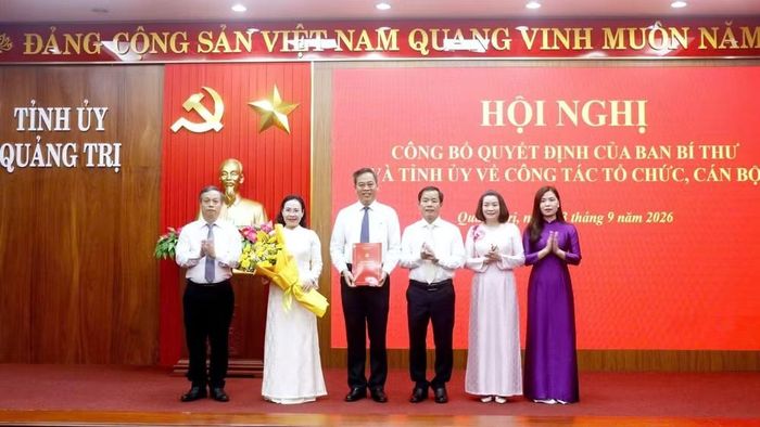 Bí thư Tỉnh ủy Quảng Trị Nguyễn Văn Phương trao quyết định, tặng hoa chúc mừng Ban Thường vụ Đảng ủy Hội đồng nhân dân tỉnh khóa I, nhiệm kỳ 2025-2030. (Ảnh: TG)