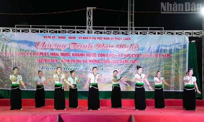 Hoạt động văn hóa, văn nghệ chào mừng Quốc khánh 2/9 tại xã Ngọc Chiến. (Ảnh: QUỐC TUẤN)