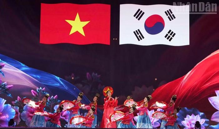 Tại Tuần Văn hóa-Du lịch Mộc Châu năm 2026 đã diễn ra đêm hội thổ cẩm quốc tế Sơn La lần thứ nhất năm 2026 với chủ đề “Dệt di sản, hòa giao sắc màu”. (Ảnh: QUỐC TUẤN)