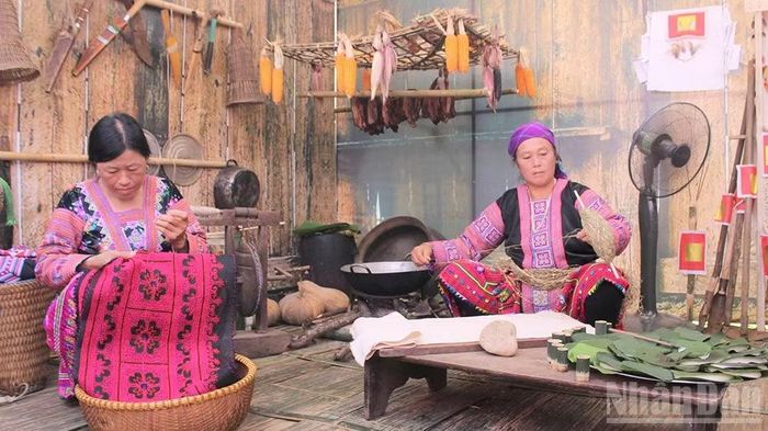 Tại các xã, phường của Sơn La đã diễn ra nhiều hoạt động văn hóa, văn nghệ, trong đó có hoạt động trình diễn văn hóa các dân tộc, dệt thổ cẩm... (Ảnh: QUỐC TUẤN)