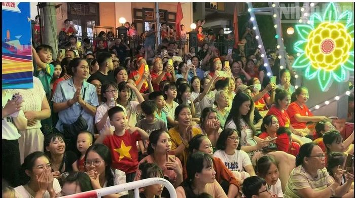 Sự kiện thu hút rất đông nhân dân tới tham dự và cổ vũ. (Ảnh: QUỐC ĐẠT)